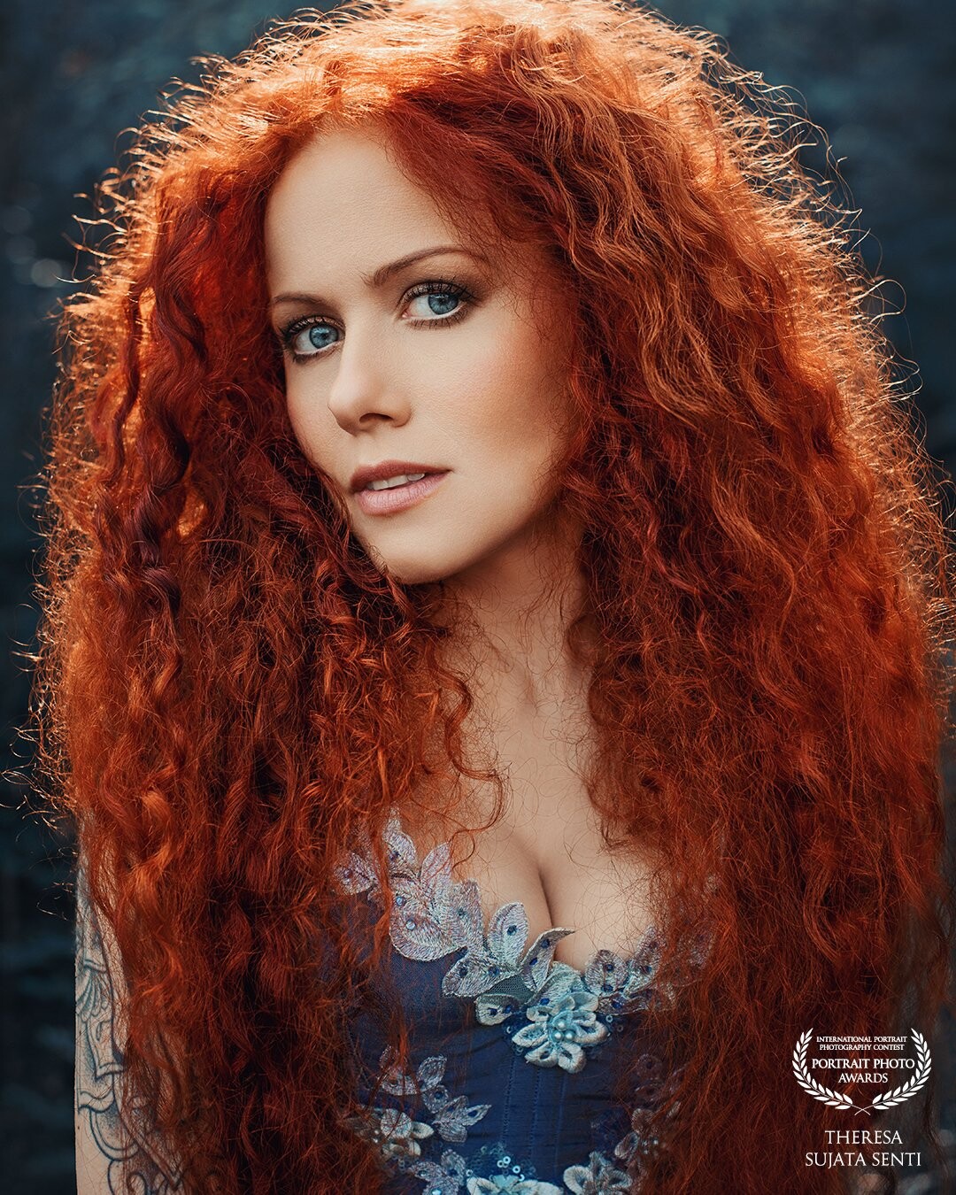 I had the pleasure to do a late-summer outdoor photoshoot with beautiful @lilium_noctum. We used the sun, which was already quite low, as backlight because it looks just perfect with her red hair. With makeup und hair done to perfection by @natalieweber_mua, the shot was just gorgeous!