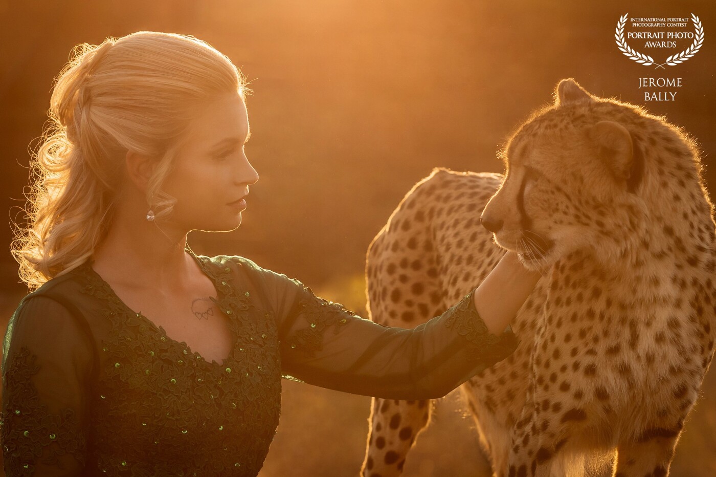 what a wonderful shooting. we got the opportunity to shoot with a cheetah and the sun was perfect to capture the emotions of the moment. (Model: @st_walker91)