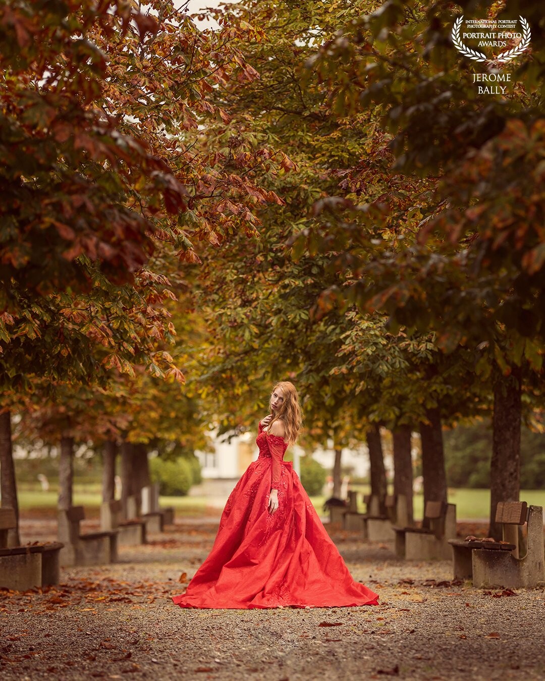 Autumn is such a beautiful time in the year. All leaves are getting yellowish and red. It was the perfect scene for @mme_gingerella. Her red dress and her ginger hair are such a beauty in this colorful alley.