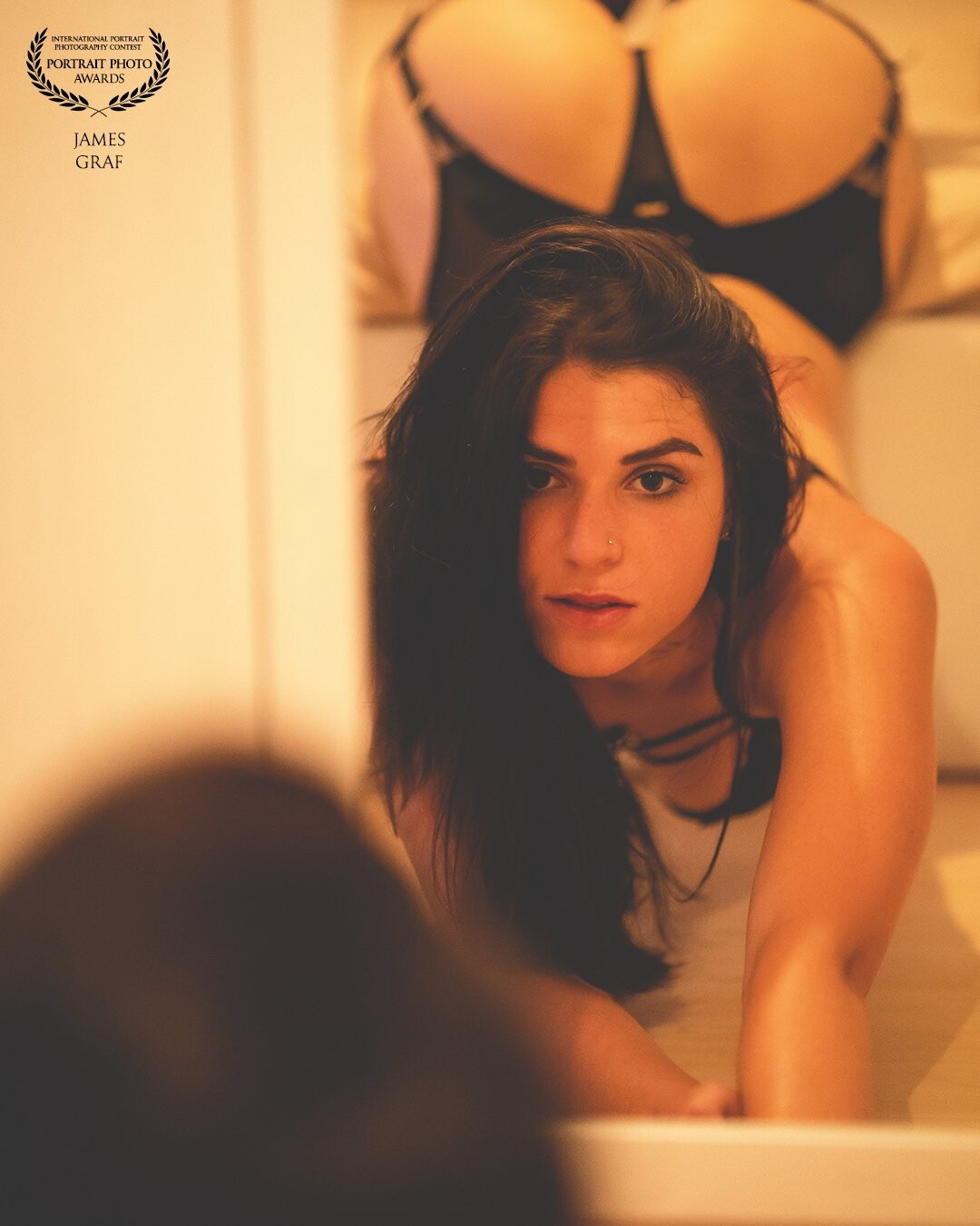 I have often photographed with this model. There is a certain amount of trust that makes the job very easy. In this case, no special Location was necessary, just your own bed in the bedroom.
