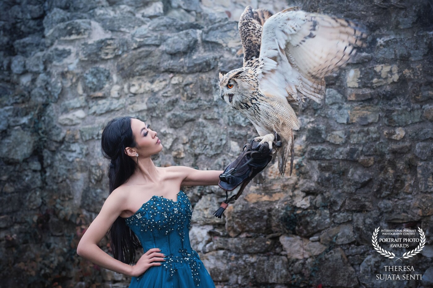 I love working with owls! They are such beautiful animals!!! And Hue did a perfect job handling the animal and posing and looking gorgeous, all at the same time. Also a huge thank you to @celine.makeupartist who did the beautiful makeup and styling!