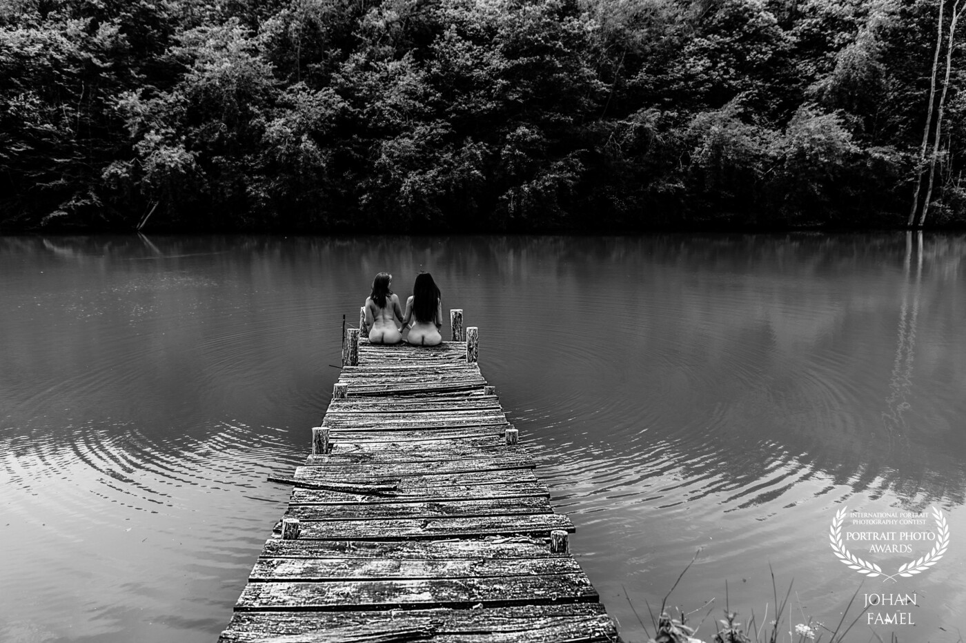 Un jour au bord d'un étang un petit ponton nous inspirer cette image de simplicité et de liberté, Charlotte et son amie de dos les pieds dans l'eau.