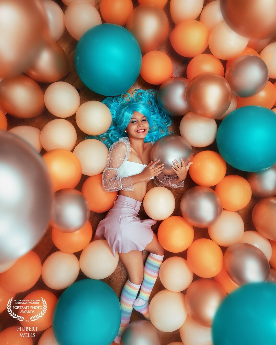 No hace falta salir de casa, nuestra modelo Esmeralda<br />
posó maravillosamente para nuestro lente y logramos esta fabulosa fotografía, <br />
En esta ocasión decidimos utilizar globos como elementos  y poner atención especial a la  paleta de colores así logrando combinar su vestimenta y pelo con los elementos!