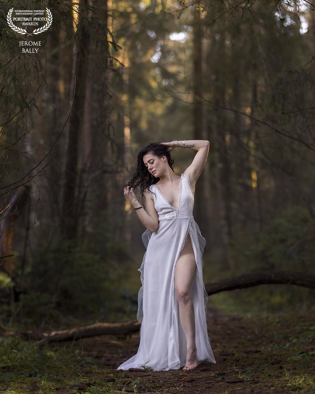 What a superbe start in the new year. We had the idea to start 2022 with a shooting in the nearby forest. Fabienne (@fab__ella) and myself found this spot with a light setup that suited her fairy dress