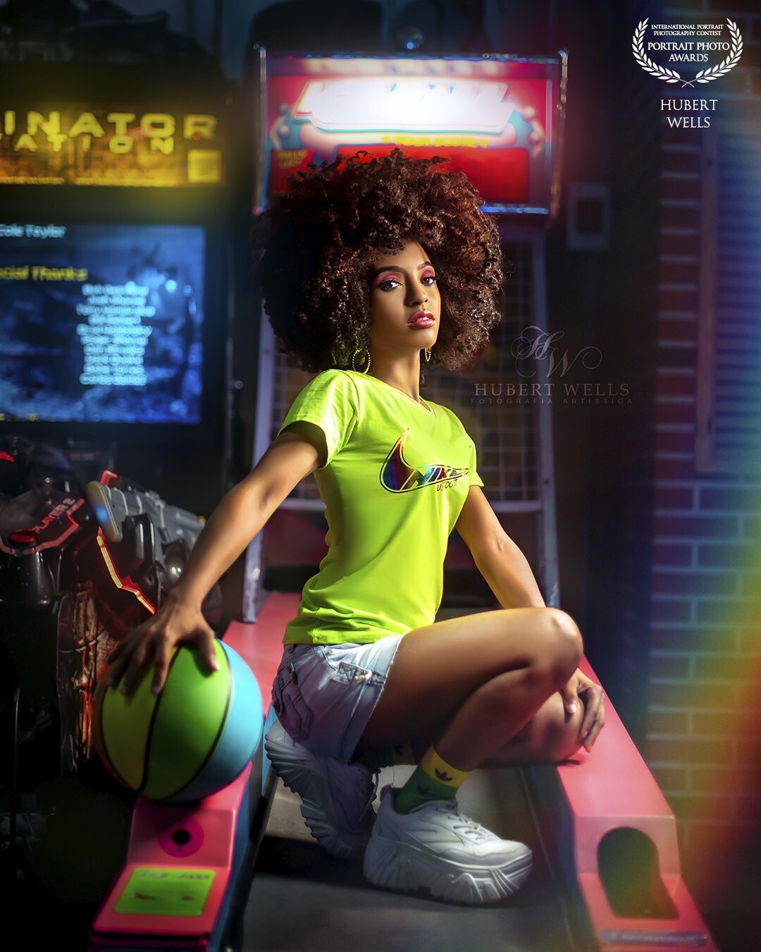Quien está de acuerdo que cualquier lugar es bueno para un retrato? Pasamos por el mall y entramos al salón de juegos con nuestra modelo y su afro espectacular, he aquà el resultado!