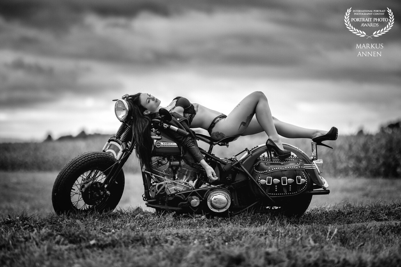 I love the contrasts in this picture as it makes it appear very lively. Thanks to Kate and Angelo for this incredible shooting and  for lending me the Harley Davidson 1949