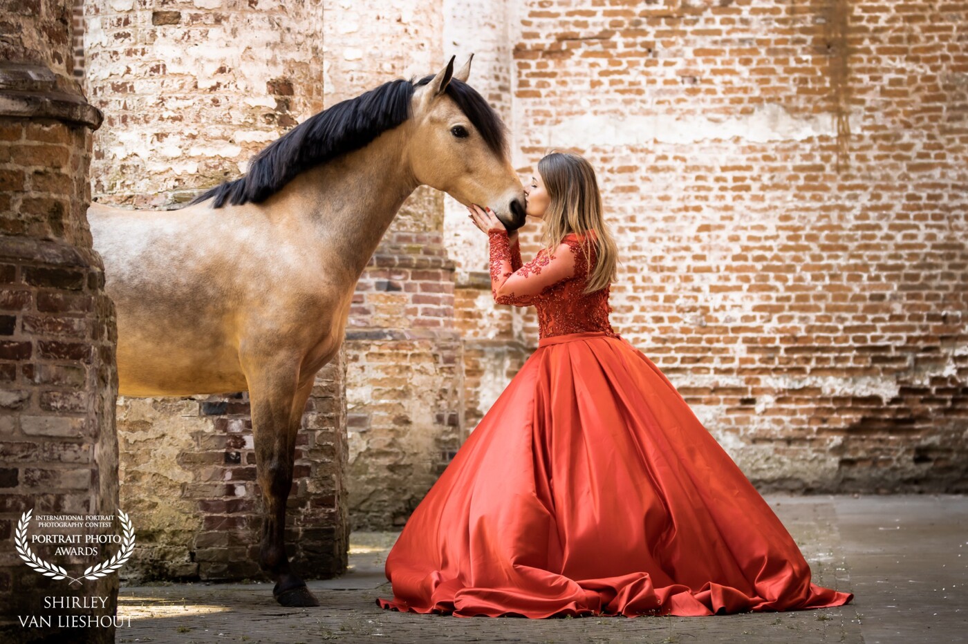 Such a lovely and sweet photo of Jet and Henkie in the Old Church in the Netherlands. Look at that gorgeous dress she wears, just compleets the setting together with the old church.