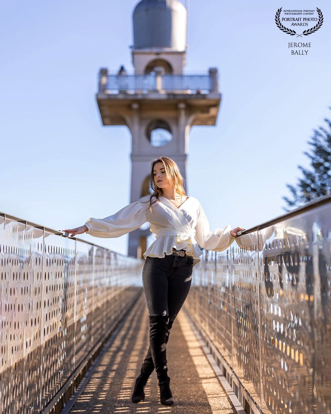 We visited a viewpoint oder the lake of Neuchatel and we were attracted to this leading  lines. I had the chance to take this picture with the beautiful @katherine.vollen.