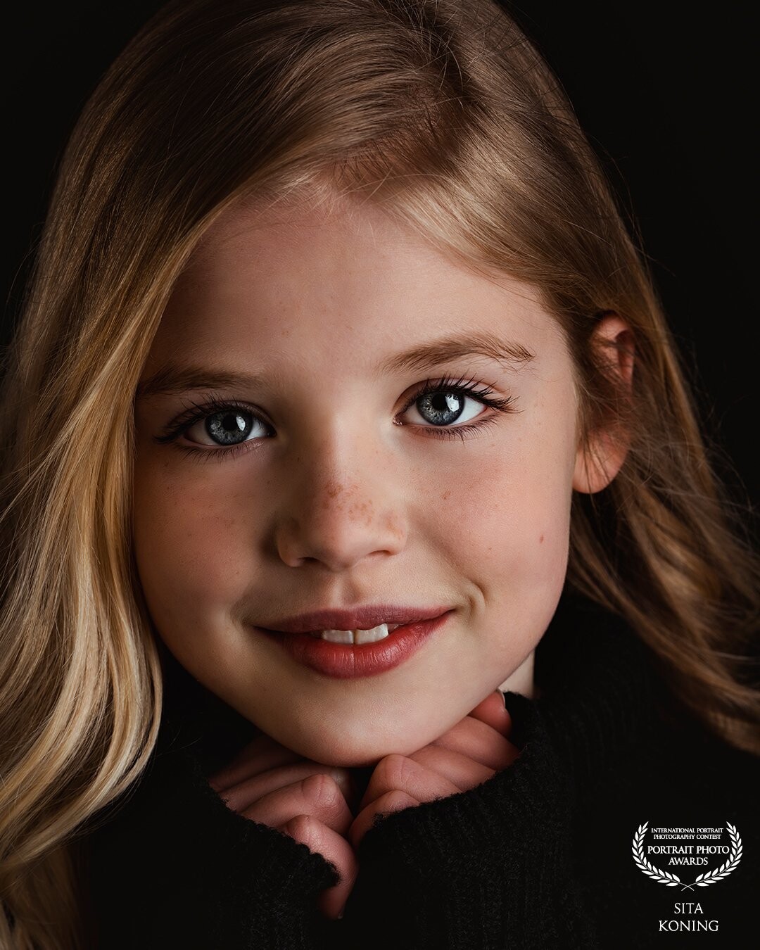 Love this little girl with her big blue eyes! Such a cosy Feeling with her hands in the sleeves of her sweater. One of the many beautiful pictures I took during this session.