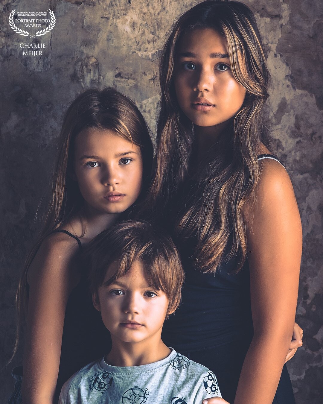 These siblings are very fotogenic and then the three of them together are amazing. Their grandmother wanted a new photo in her home, that was my assignment. I searched for the best lighting circumstances and what a beautiful picture it has become. <br />
<br />
Models: Dinah, Natalya, Nikos.