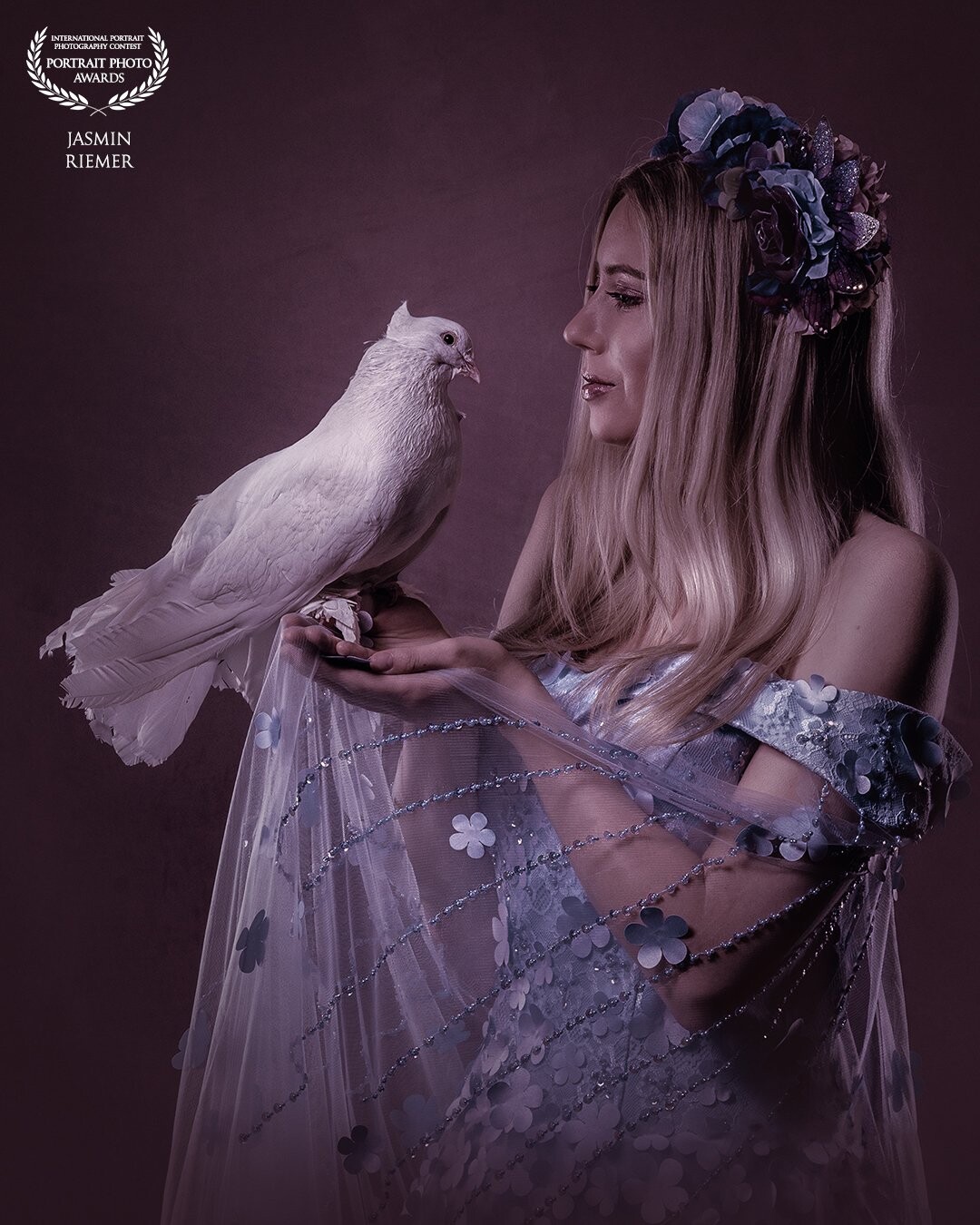 An unforgettable day.<br />
Born from just an idea in my head, this idea became reality<br />
With my lovely model Caitling I could bring my dream project to life.<br />
It has always been a dream of mine to work with doves.