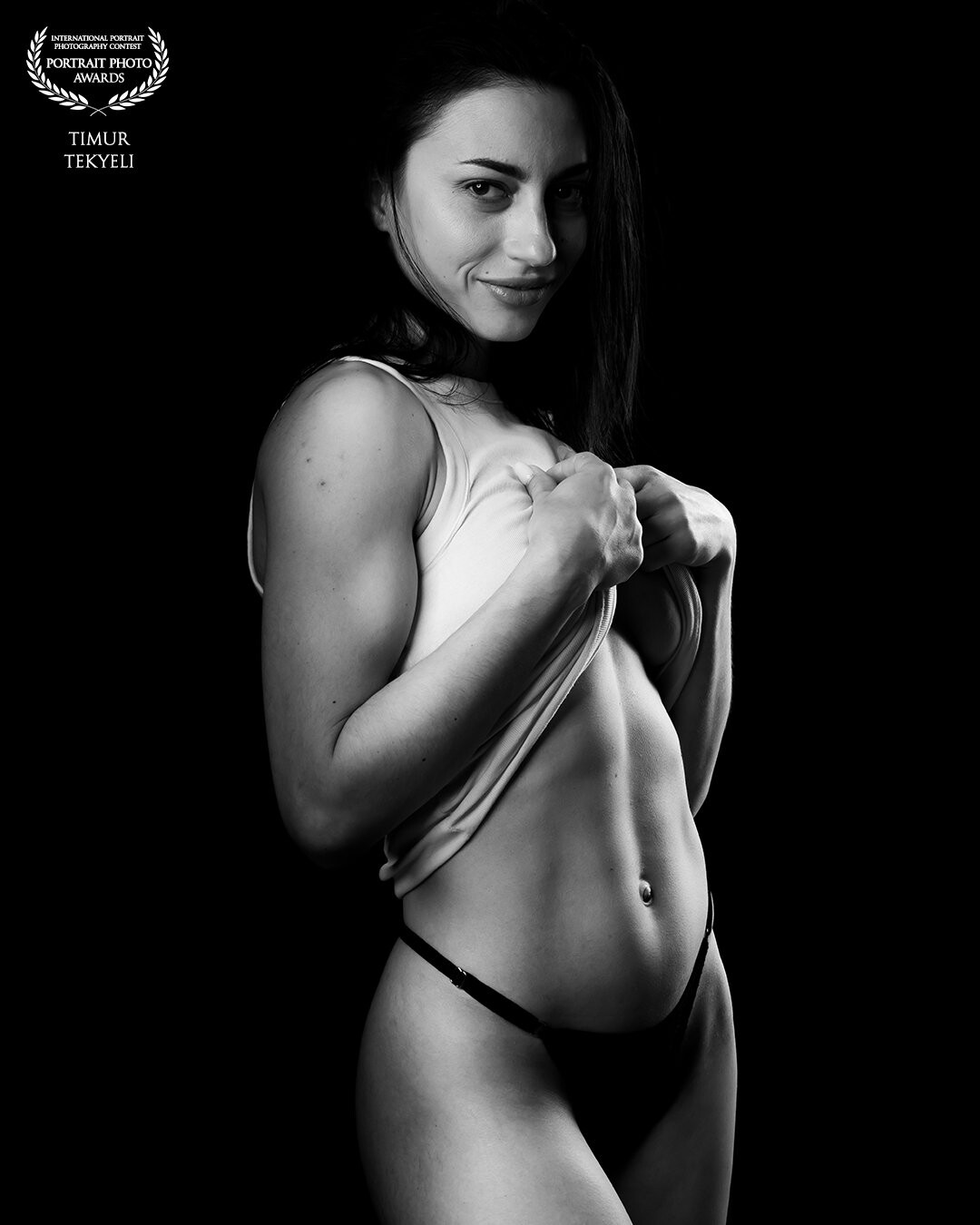 This is a shot from a studio session with Julia. Who is in such an incredible good shape that I felt guilty for the beer that I had after the shooting. But I took one more anyway...