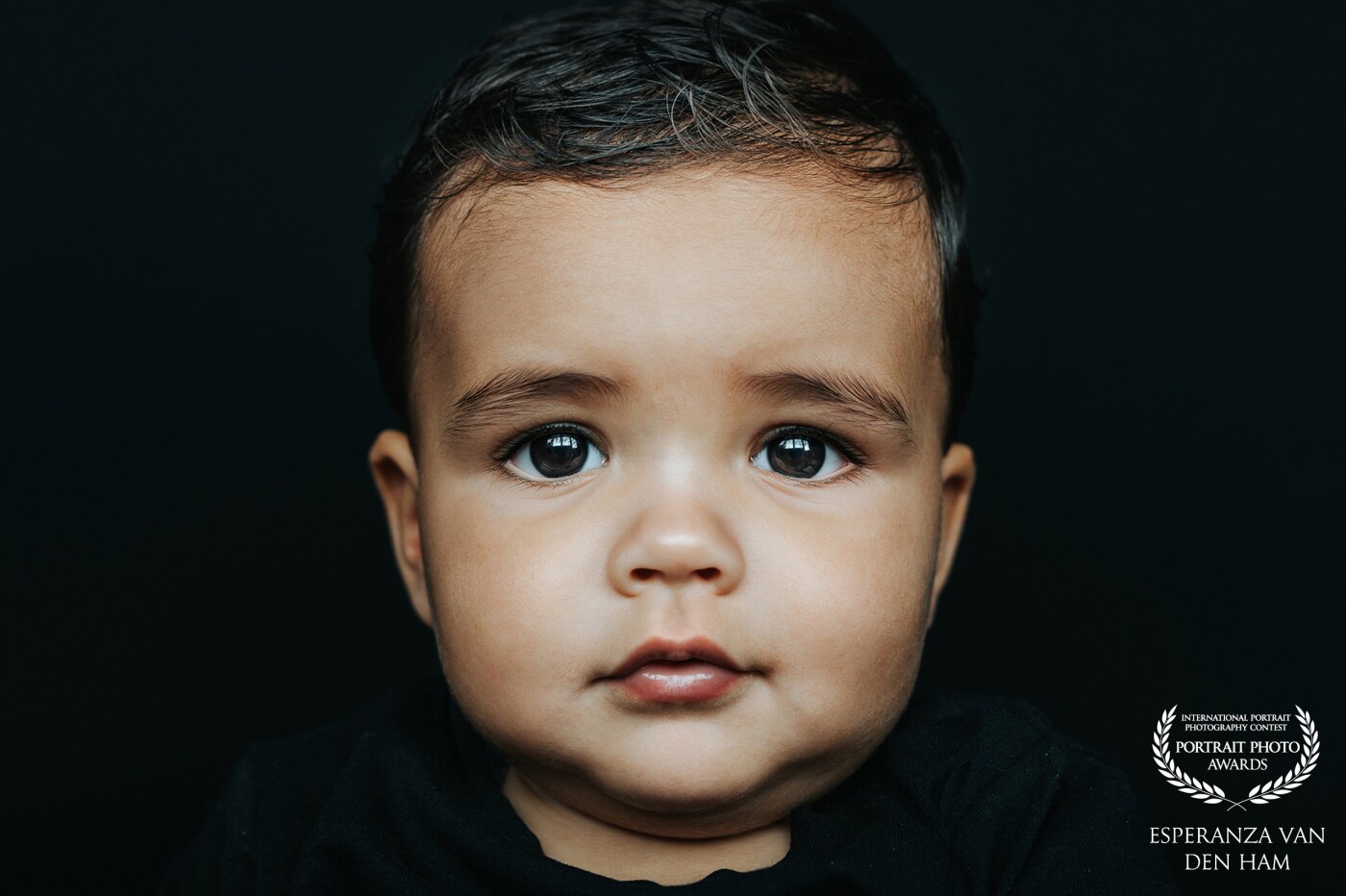 During my portraits shoot every week, this baby-boy of one year came by. I felt in love with this picture because he look so good and serious to the camera. <br />
<br />
Model: Lowen<br />
Photographer & Lightroom edit: @iamshootingportraits<br />
www.iamshootingportraits.nl