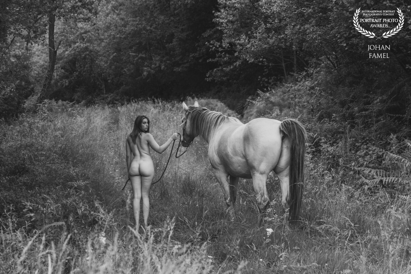 Photo series with Charlotte and that mare.  a little moment of complicity during a short walk on a summer morning at the edge of the pond
