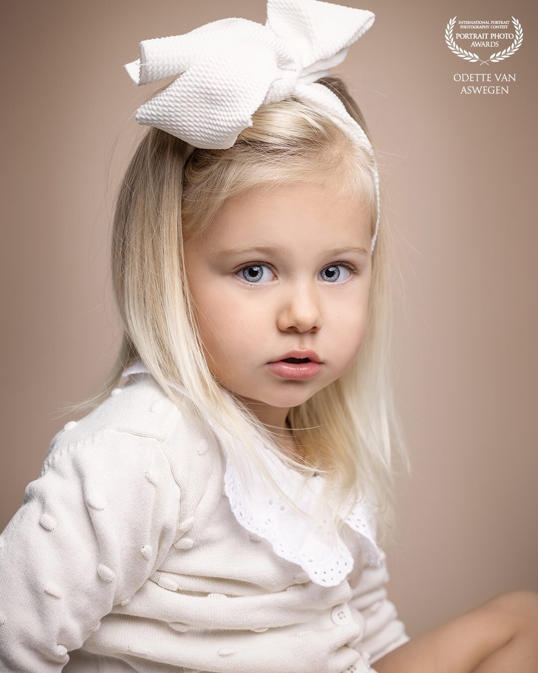 Usually portrait session for children under 3 is a nightmare- but little Hailey was just a real model. My portrait sessions with little ones lasts no longer than 10min, and usually in the first 3 photographs we get the portrait. Equipment used : Canon R5, 50mm Rf and Profoto B1x.