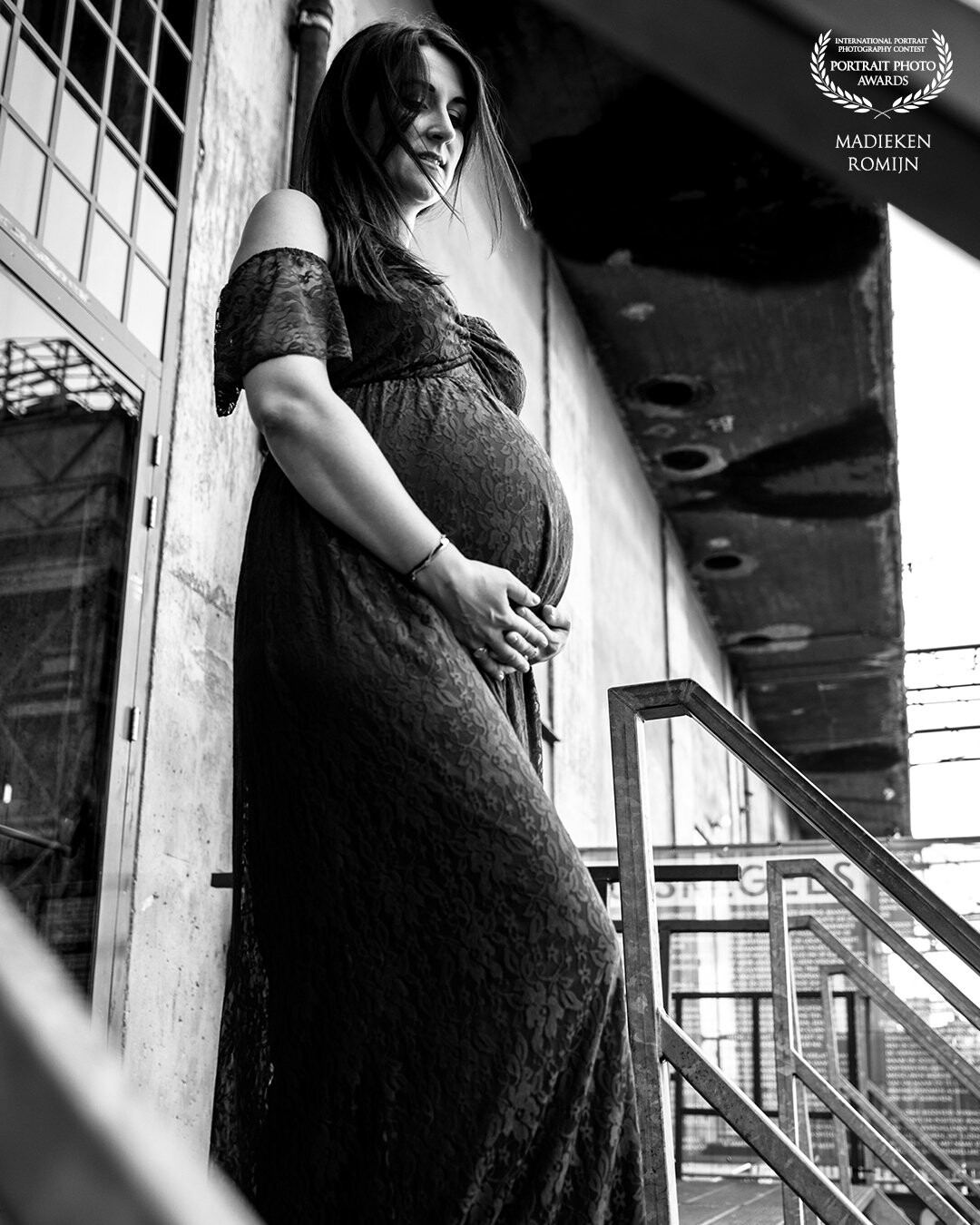 In this pregnancyshoot I wanted to find a industrial location with a romantical twist for the dress. The low angle and the lines in the picture Made this one of my favorites. And she was so sweet as well!