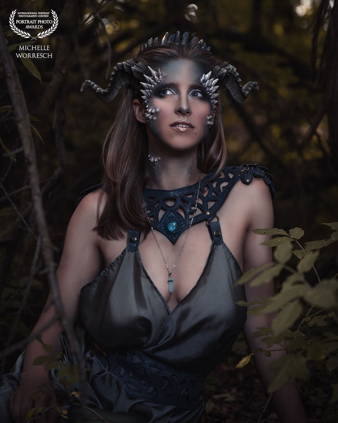 The dragoness I found in the forest was very shy at first, but her fierce and fiery mood was already showing in her eyes.<br />
I tried a new sfx makeup and made a shooting with it.