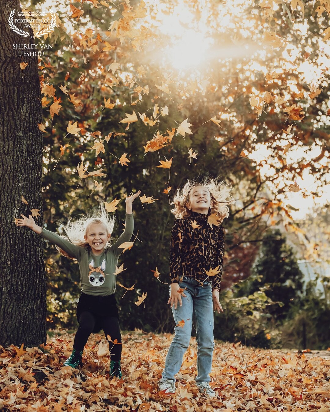 These are my daughters of 8 and 6 years old. I wanted to shoot some photos in Autumn style but in a playful and fun way. I suggested to them that they would make lots of fun and that's it! I love that I was able to catch the late afternoon sun peeking through the leaves of the tree too.