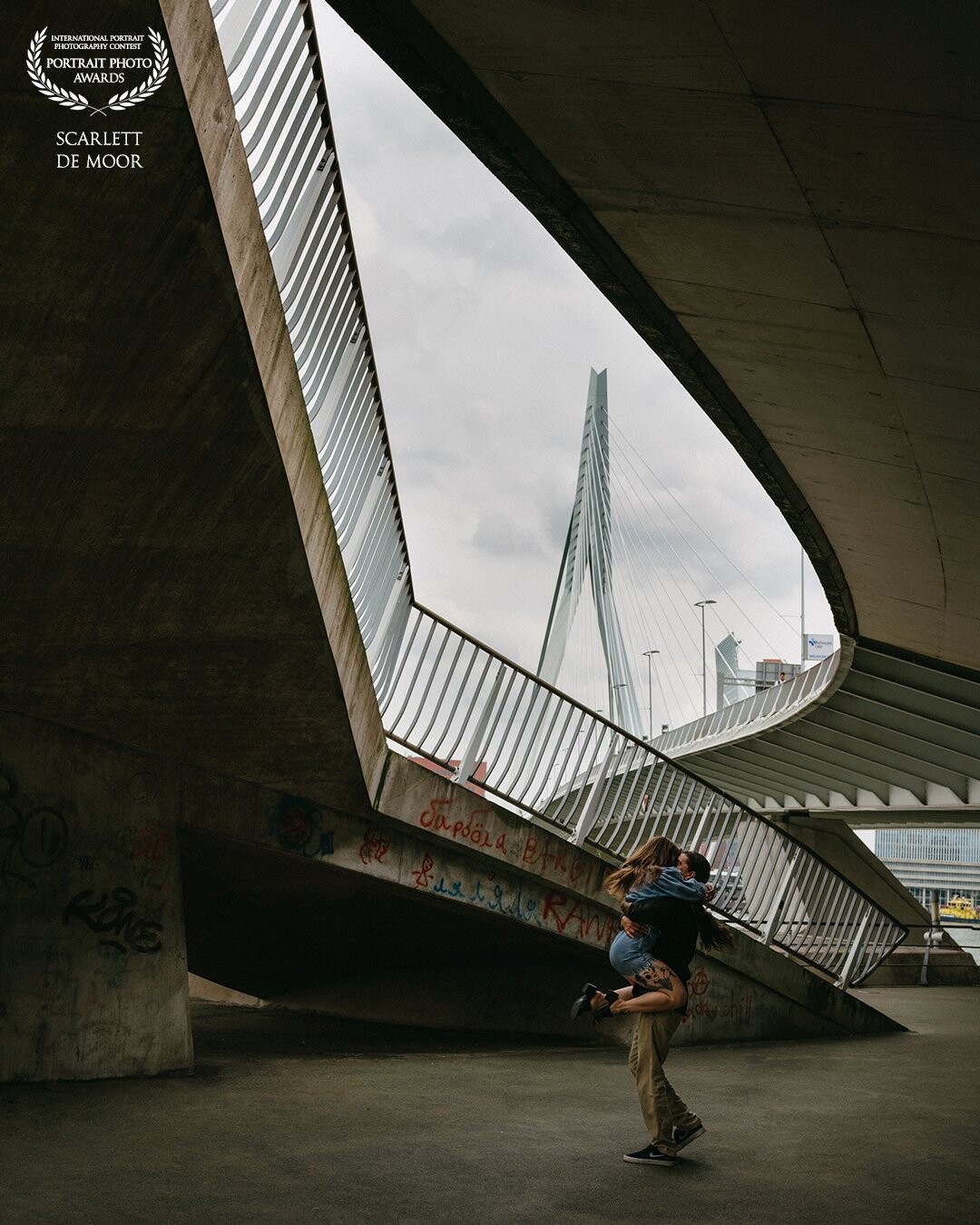 Gotta love love. Especially under the iconic Erasmus bridge in Rotterdam. I love how romance and architecture come together in this frame.