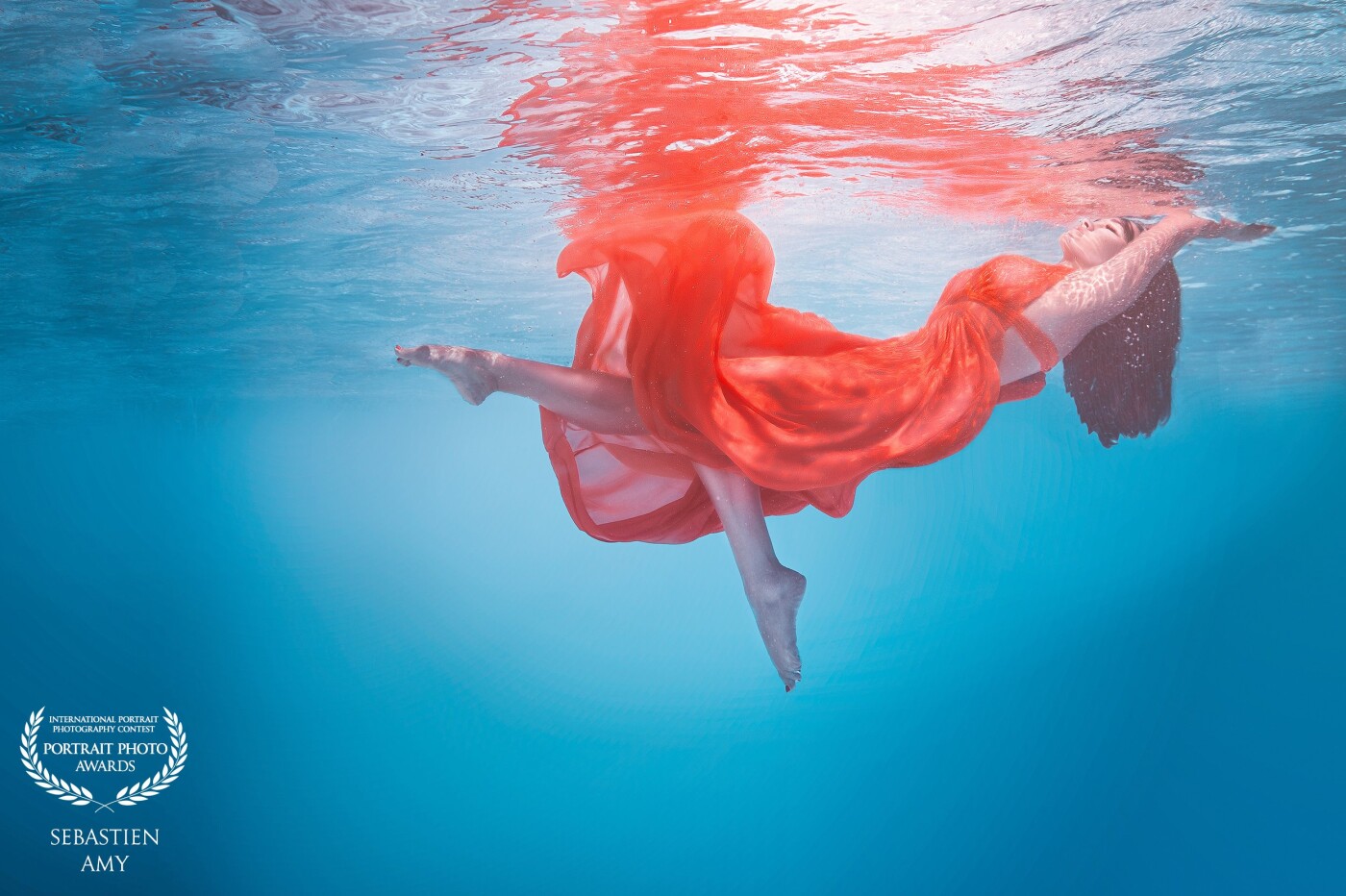 The other side<br />
With this project we really pushed ourself out of comfort zone. Taking pictures underwater is quite a thing but it’s also such a cool experience! Thanks to my brave swimming model Agathe!
