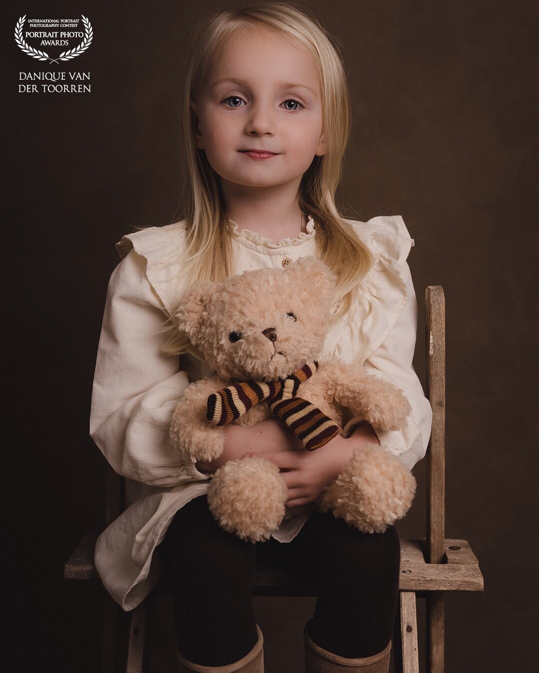 This is beautiful Olivia .<br />
A beautiful model together with her bear<br />
<br />
Model: Olivia<br />
Photo & Lightroom edit: @daniquevdtphotography