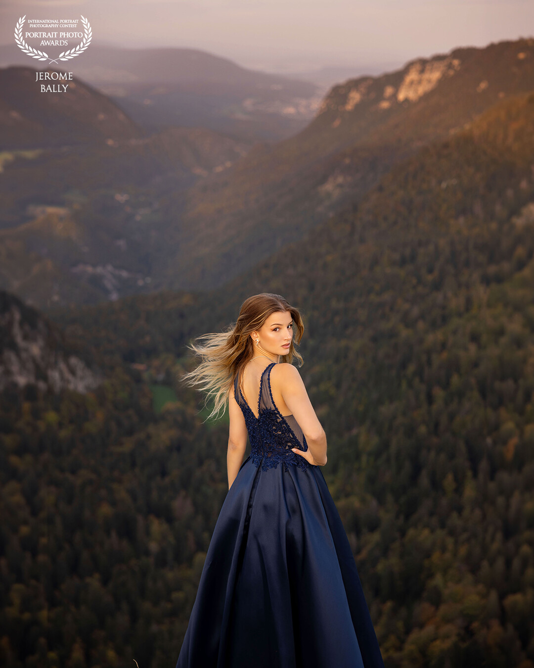 What a sunset! we decided to have a shooting day with Carlota (@teencarlo) and end it in the evening at the well known Swiss viewpoint (Creux du Van). The color of the sun, combined with a very beautiful model in a marvelous dress is simple stunning to me.