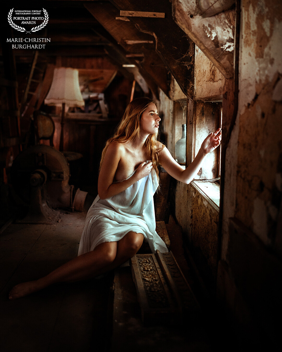 I took this photo on a bookable lost place: an old mill filled with so many beautiful old things like lamps, a piano and even an old bathtub. I'm so glad to had the chance to shoot there together with Michelle. Thanks a lot! <3<br />
<br />
Model: @michelle_maini