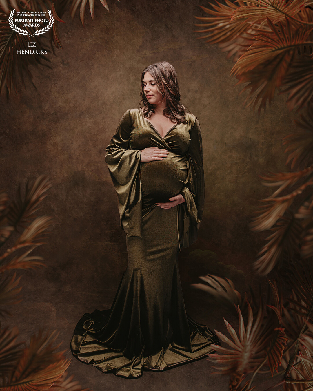 I've been wanting to take a photo with a fine art feeling with palm leaves for a while now. A beautiful pregnant model came into the studio for a shoot and I took my chance.