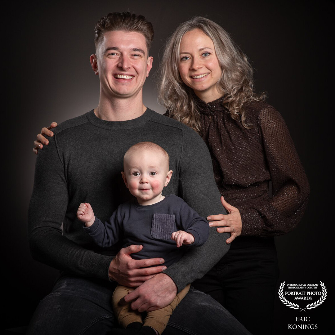 This nice family came to my studio in December last year. I'm very happy to get the change to capture them on a classy way. I love to use a dramatic light setup.