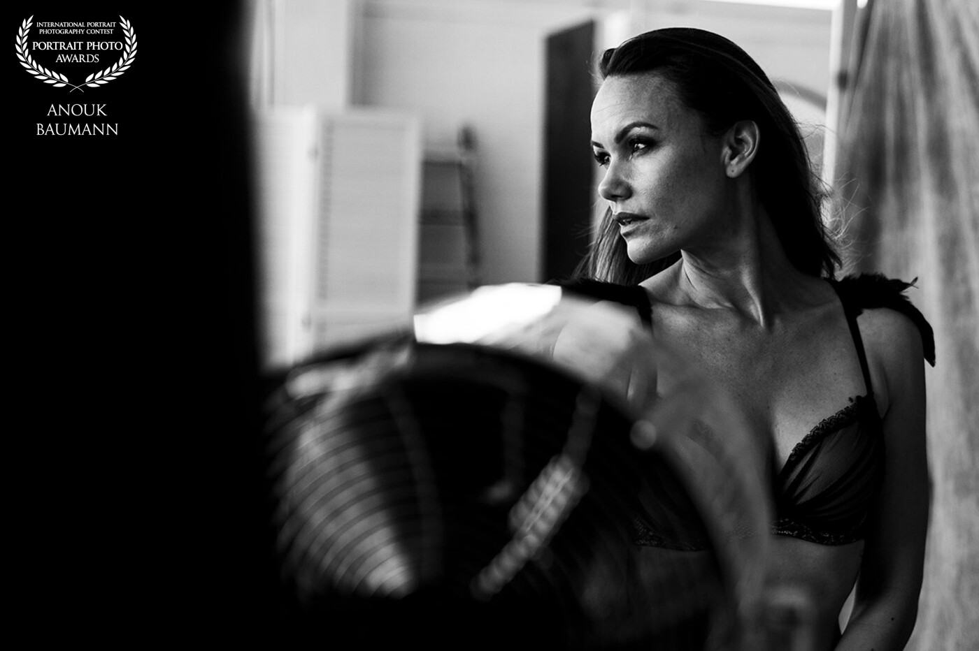This photo was taken spontaneously after a shoot – a true behind-the-scenes moment. The model had no idea she was being photographed, and that natural authenticity makes the image so special. The scene and lighting immediately reminded me of Film Noir – mysterious, intense, and timeless."