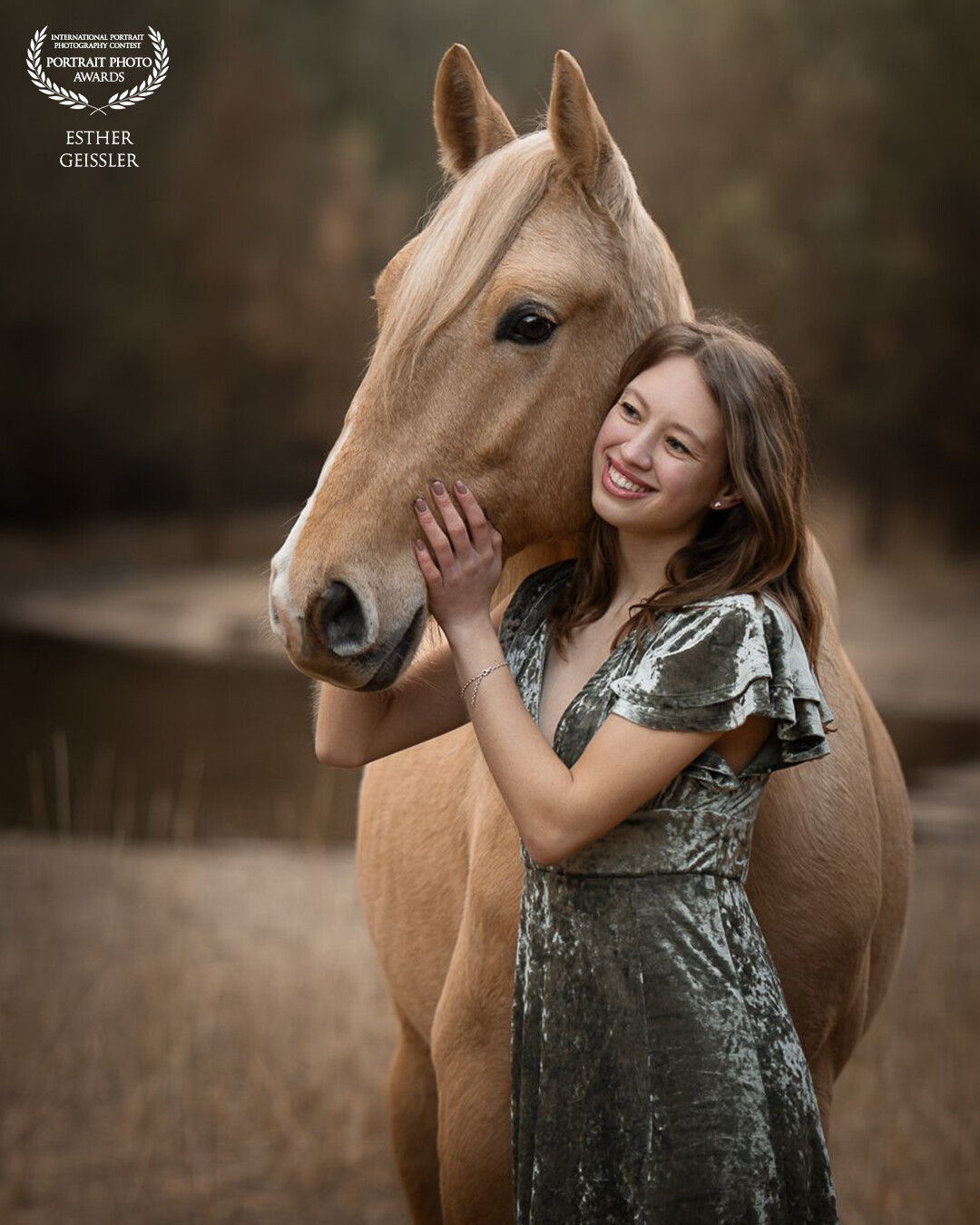 Modellen: Aslan & Annemayke<br />
Fotograaf: Meraki Animal Art<br />
Het was zo tof om dit magische duo voor mijn lens te krijgen. Aslan is het verzog paard van Annemayke, maar aan alles zag je dat de band tussen deze twee magische en bovenal héél liefdevol was.