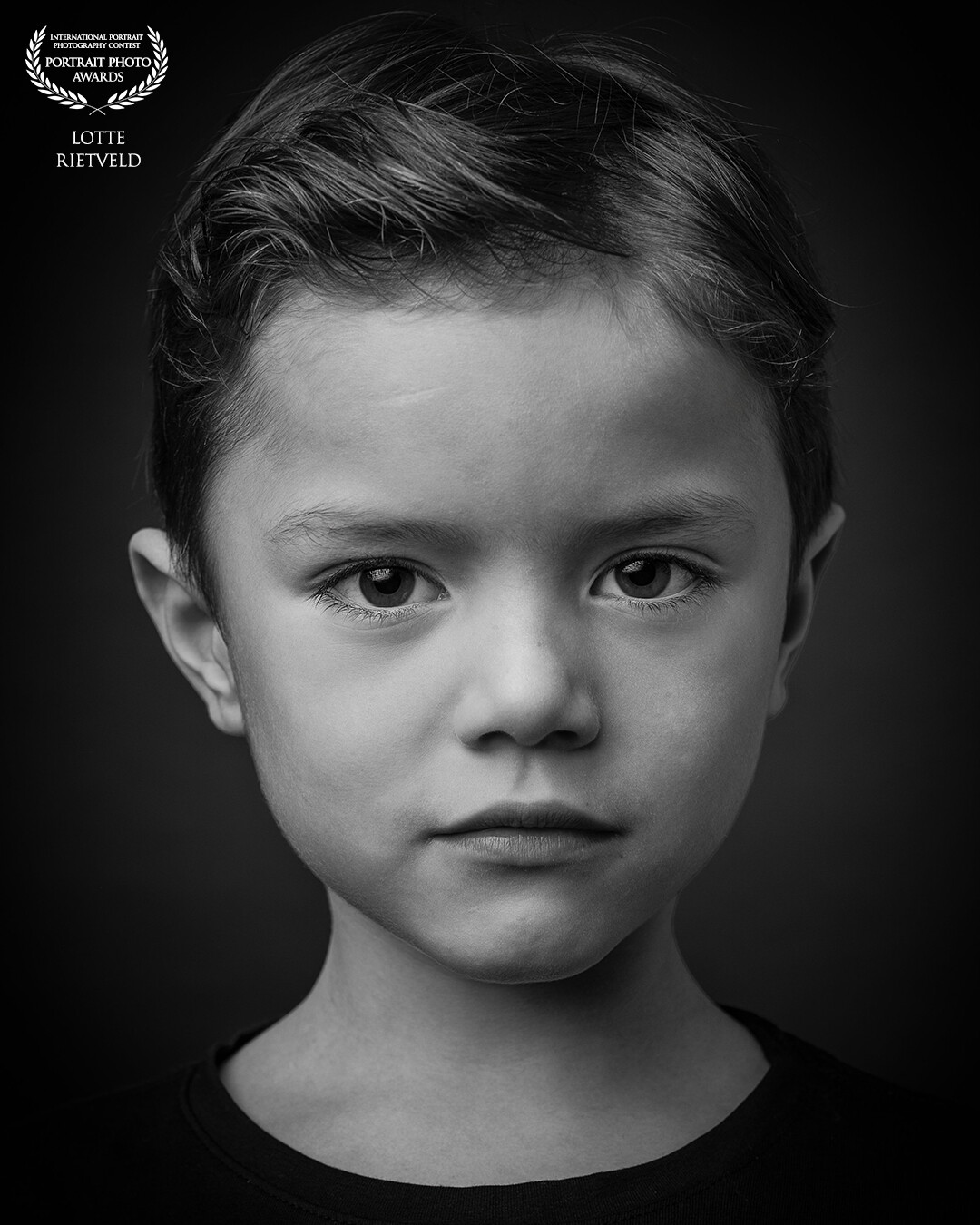 Portrait of Finn. Black and white studio photography.<br />
<br />
Studio: Lotte Rietveld Fotografie, Huizen. 🇳🇱