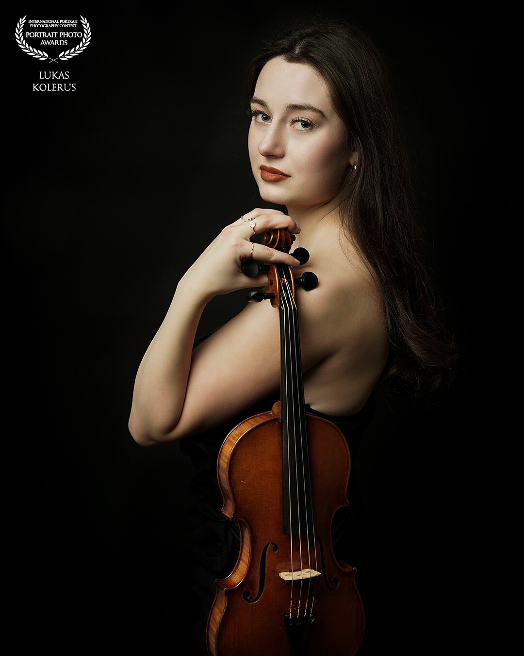 The model is a violinist. I wanted to express the fusion with this musical instrument in a way that still feels realistic. That's why it looks like the torso of her body is a violin.