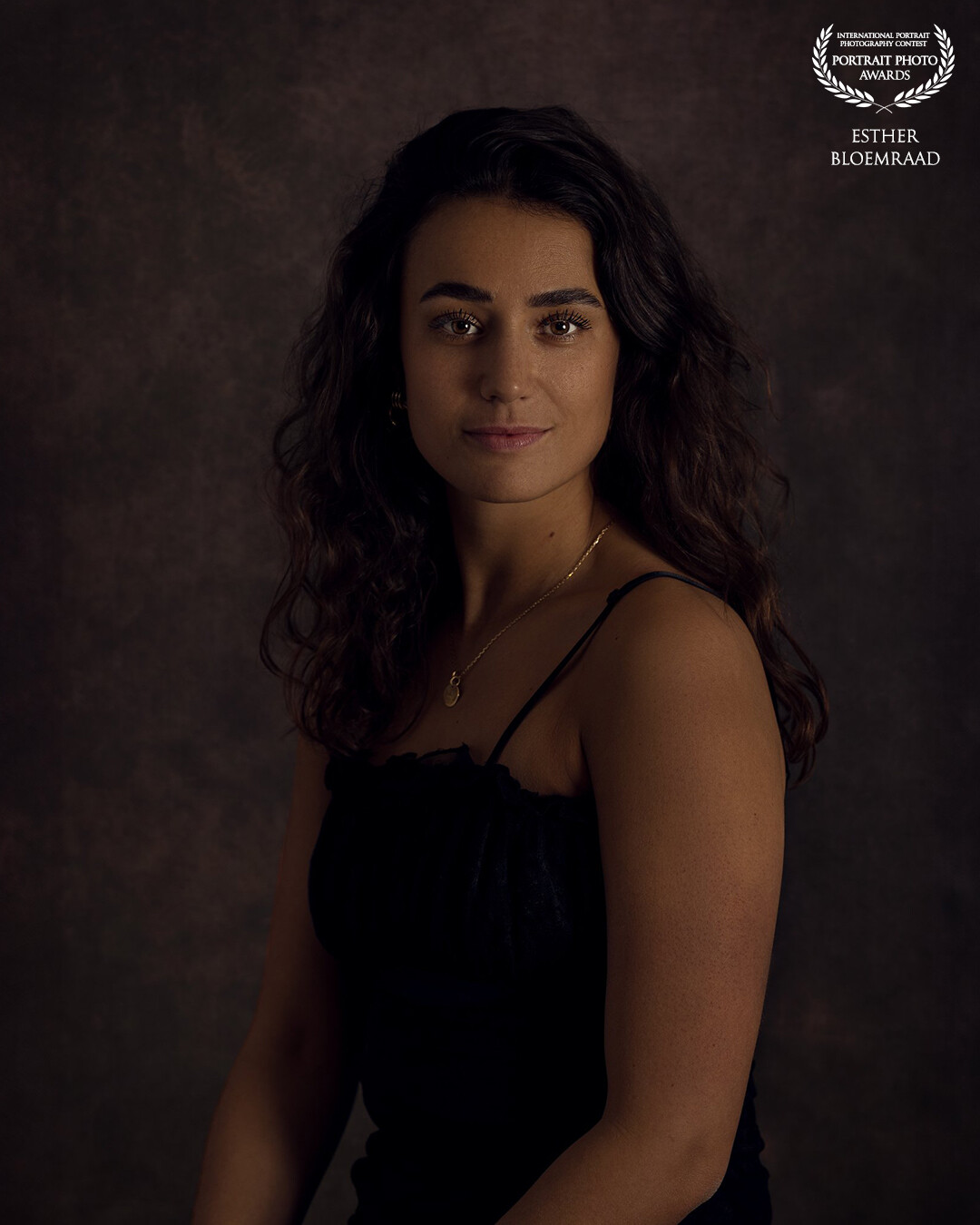 In most shoots, I use a single flash, with the light positioned to the left of the model. To try something different this time, I placed the light on the right but had the model sit facing left. This creates the beautiful soft light in the photo that I love so much.<br />
<br />
Model: Linda<br />
Photo & edit: @estherbloemraad.fotografie
