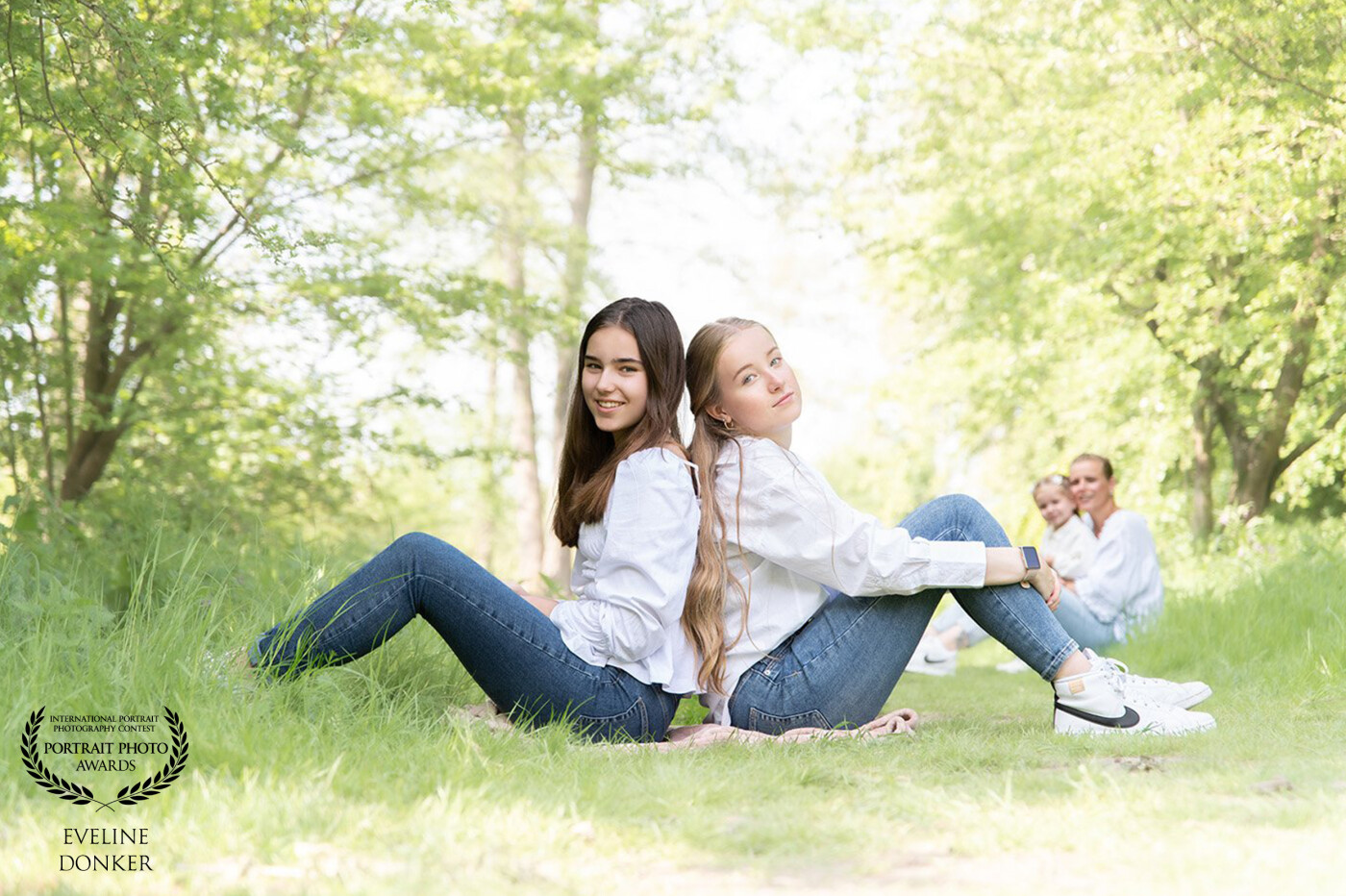 It was a hot summerday with a bright sunlight I usually try to avoid so we worked with some shady areas. I love how the light in the back brightens this scene and the family was such a joy to work with :)