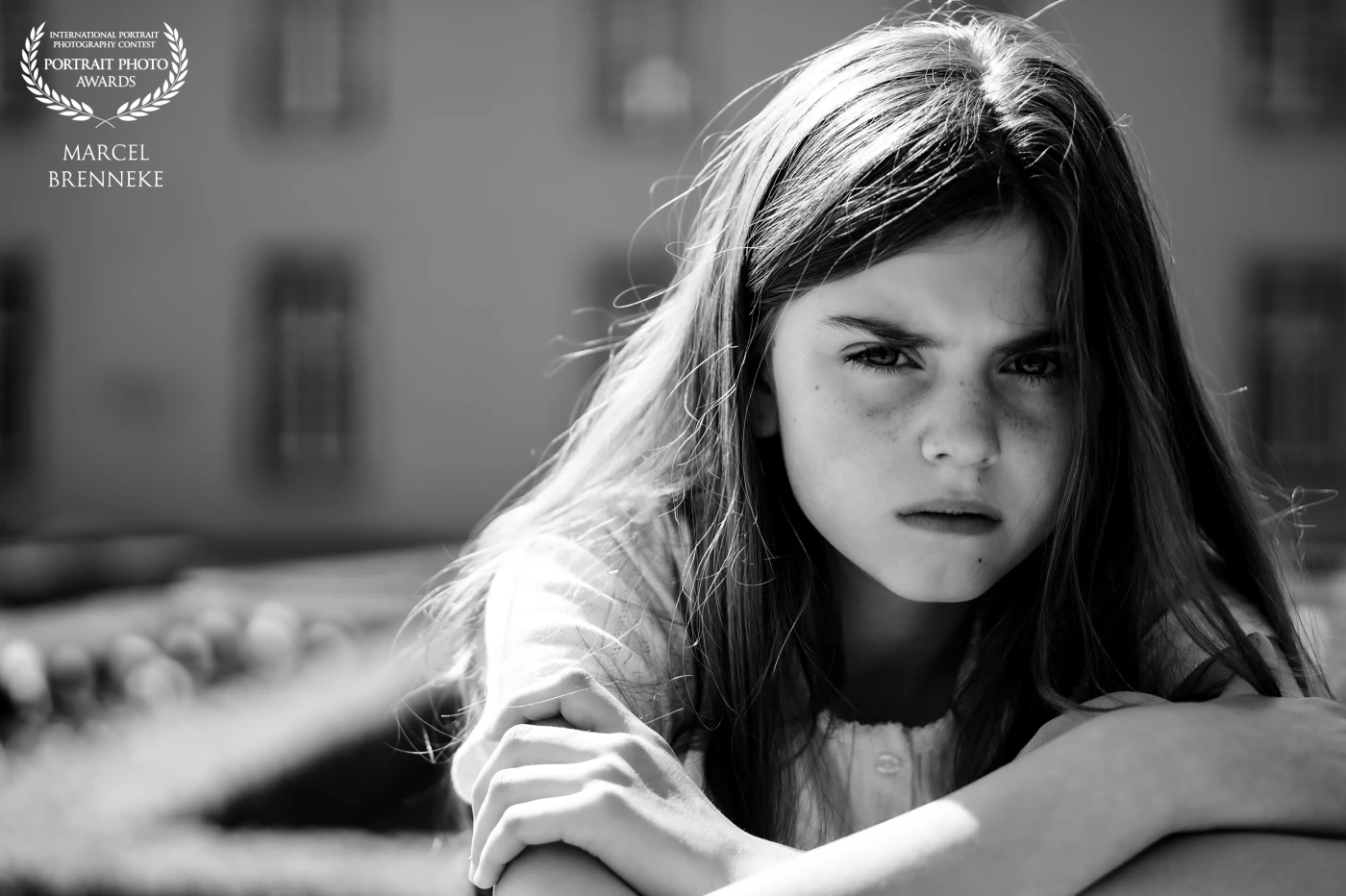 Second shooting with @liv.2013 in the beautiful parc of @schlossbenrath. The natural lights of the sun in combination to the black-and-white mode resulted this expressive portrait.