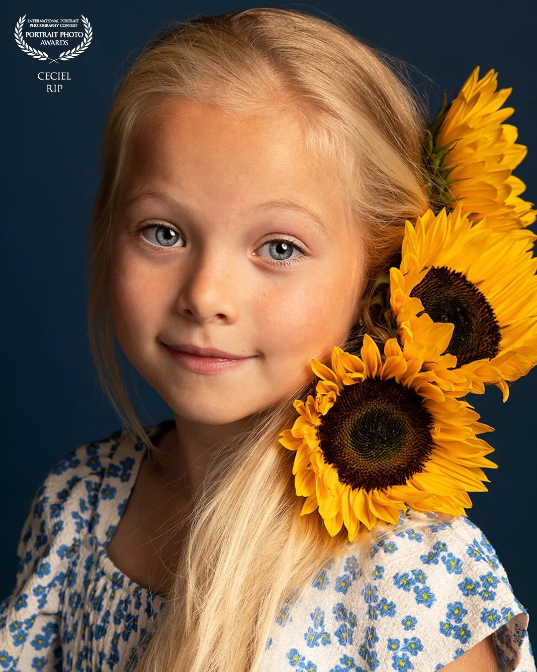 Sunflower girl Vienna! We had so much fun making this picture. It has a summery vibe all over with the lovely sunflowers and Vienna's beautiful long blond hair.