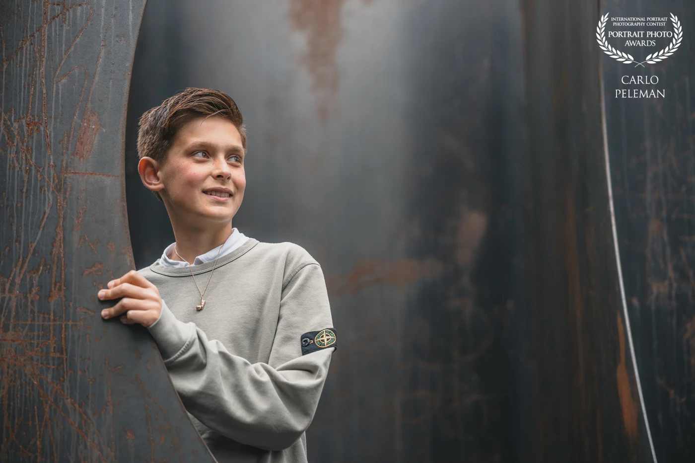 This joyful boy chose C-mine in Genk for his Communion shoot. Turned out to be an excellent choice: the location perfectly fitted his inner and outer self.