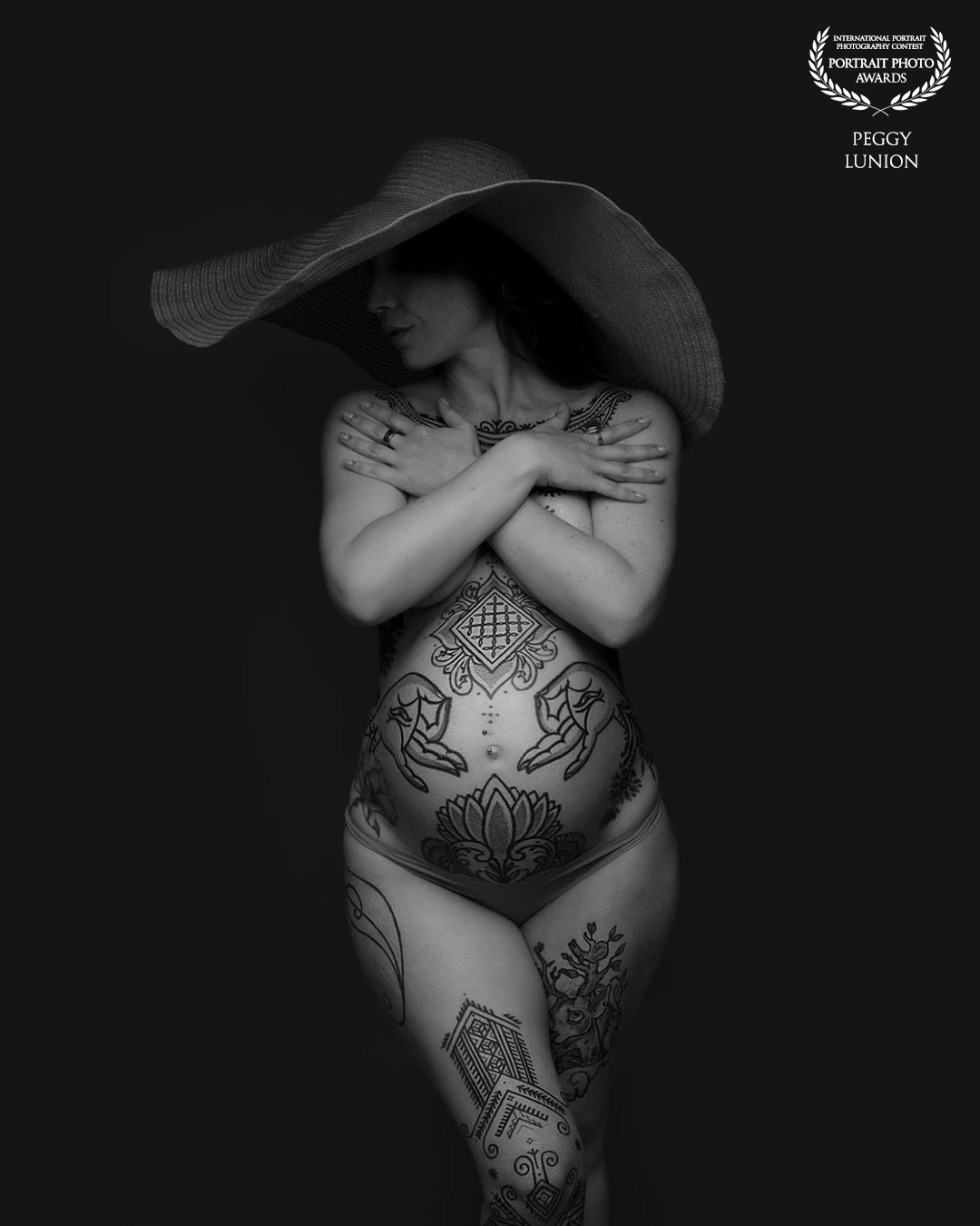 This woman left a deep mark on me. Gentle, radiant, filled with peaceful and glowing energy. As a yoga teacher, she embodied presence, fully connected to herself and to each moment. I was moved by the tenderness and love she offered to the child growing within her. Every second of her pregnancy felt sacred, cherished like a precious breath. Her tattoos told a story, her own, and beautifully enhanced her presence as a mother-to-be. Through her, I felt this truth deeply: we must live every moment as if it were our last.