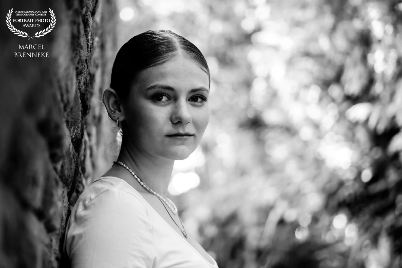 The girl at the wall. I placed @thalia_timm09 at a wall half shadow, half sunlight, in the parc of @schlossbenrath. Using a lens with f 1.8, I could add a beautiful bokeh and a light gradients to this black-and-white portrait just using the camera and the lens.