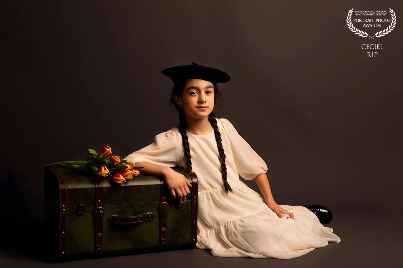 This photoshoot with Melina was so much fun! She really loved it ! She liked wearing the dress and the french baret. I really love the lights and the shadows in this picture and the bright colors of the tulips. I'm very proud of Melina!