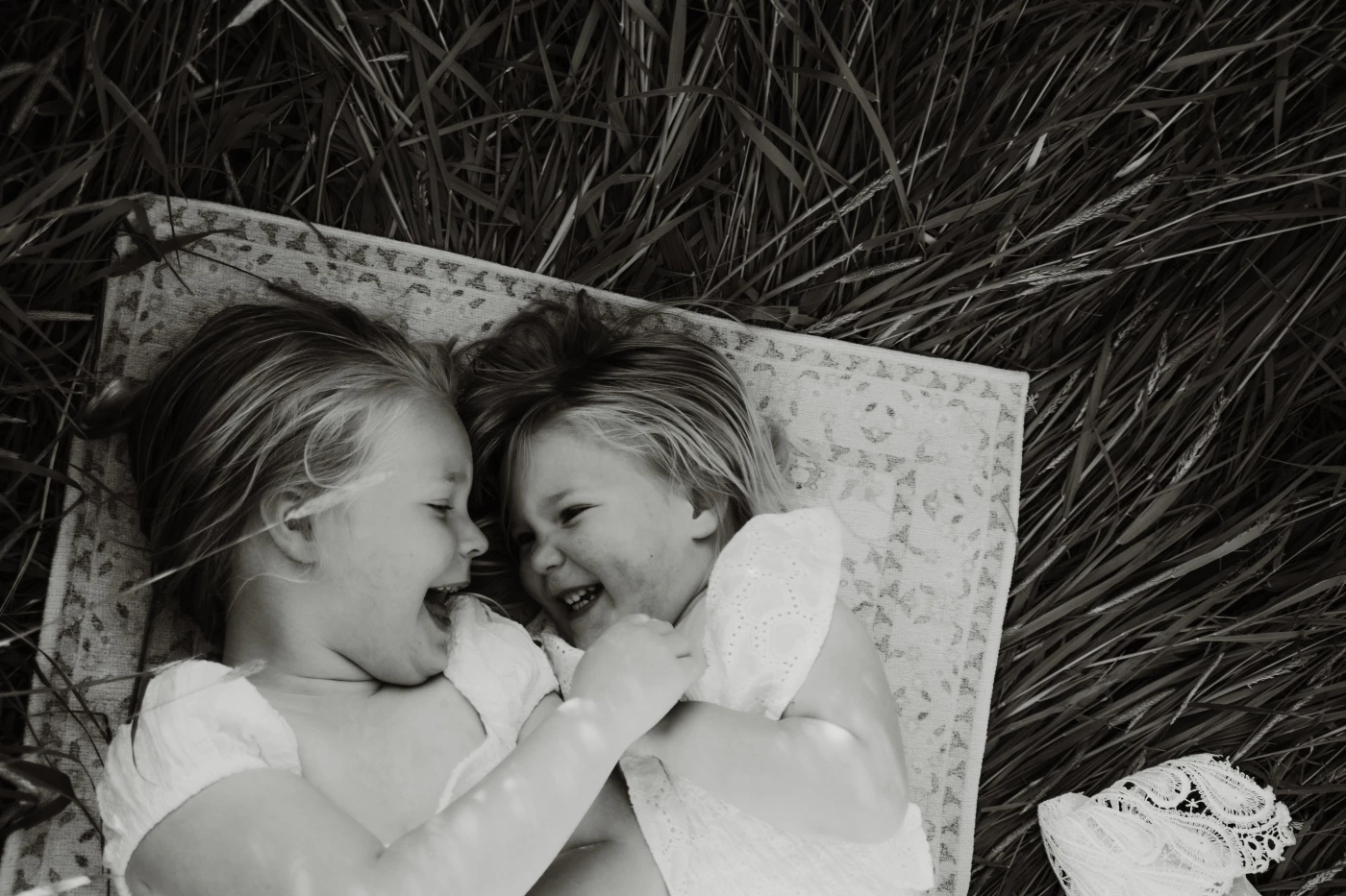 'Sisters, giggles, and springtime magic.'

Made by: Camera Bells - Isabel Jansen
IG: @camerabells