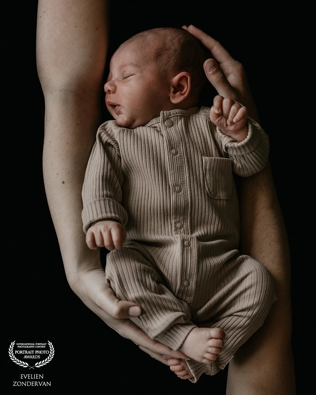 Sem was precies op de uitgerekende datum geboren. Na 2 weken al op de foto met papa en mama. Veilig in hun armen.