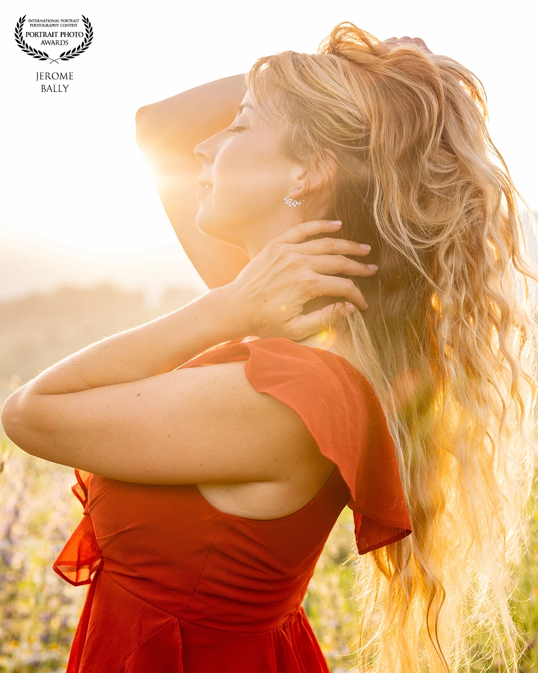 We tried 2 years to find a suitable time and we got so lucky by having this evening a wunderful sunset. @manon.farmgirl was stunning in her red dress. Definitively a wonderful day