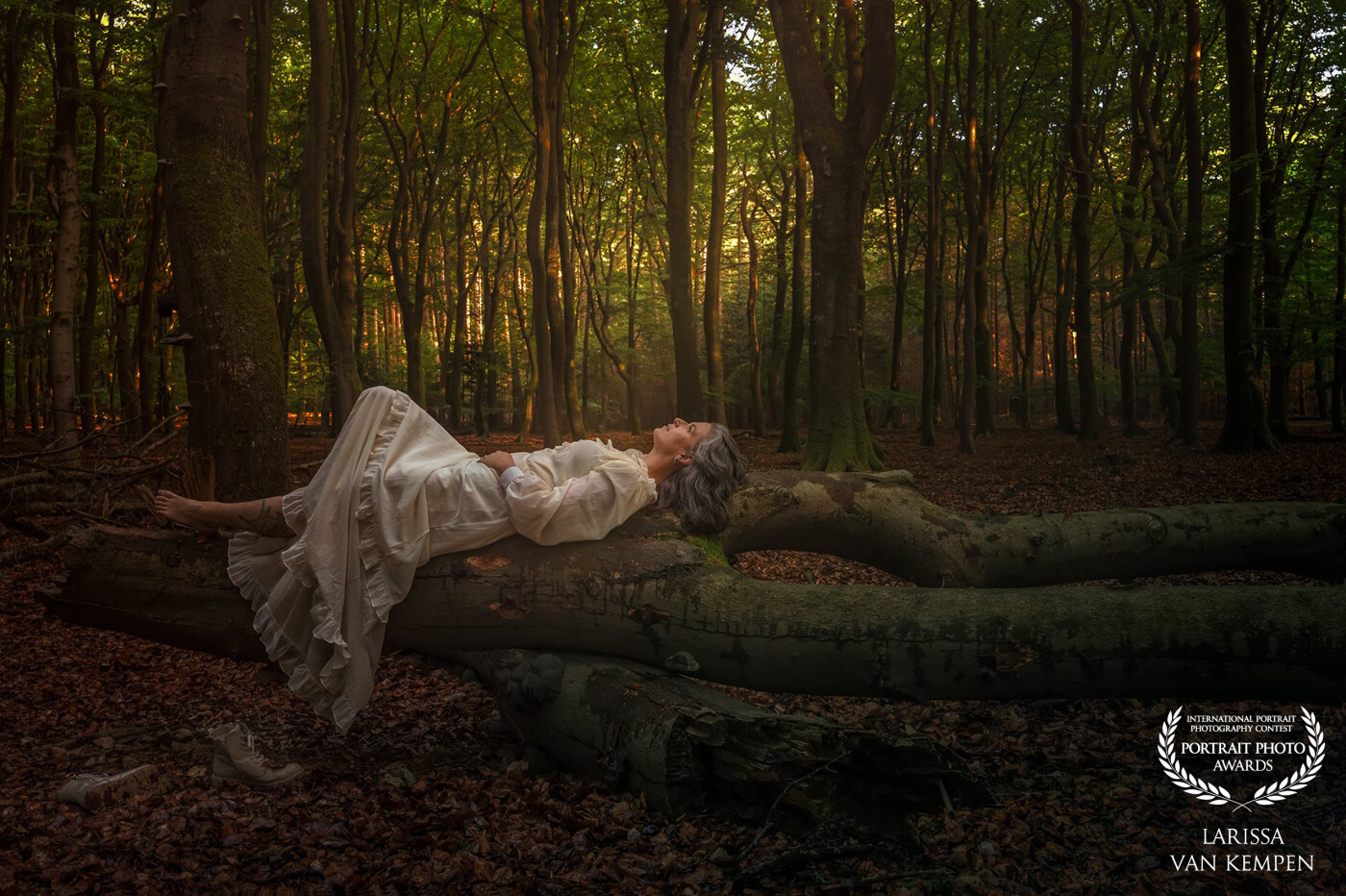 She took off her shoes and left everything for a while.<br />
<br />
Not because she was giving up.<br />
But because she no longer had to carry it.<br />
<br />
There she lay.<br />
On a bed of moss,<br />
under trees that did not judge.<br />
Silence fell not like a burden,<br />
but like a soft blanket<br />
over everything that was still allowed to remain silent for a while.<br />
<br />
Maybe you recognise it.<br />
That longing to stop being strong for a while.<br />
To step out of the role,<br />
let go of the pace,<br />
and just... be.<br />
<br />
What would you like to leave behind when you take off your shoes?