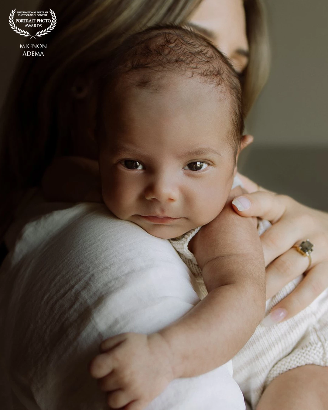 There’s something so powerful in the calm of this moment. A baby resting gently on their mother’s shoulder, eyes full of curiosity, skin still soft and new. The warmth of touch, the silent bond. This image captures the quiet magic of early motherhood.<br />
<br />
- Mignon Adema @heymamafotografie