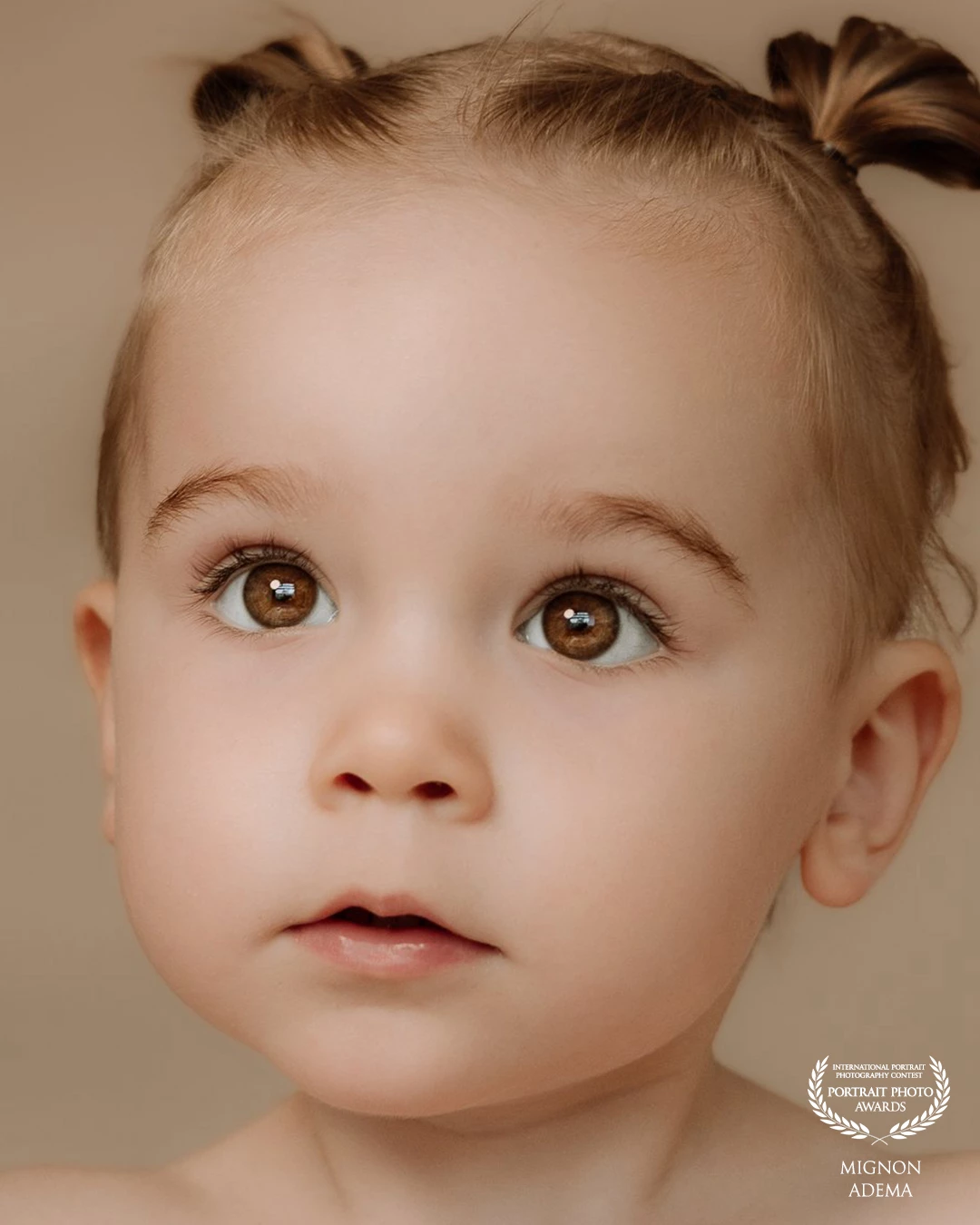 Those eyes. So full of wonder, light and innocence. This portrait freezes a fleeting moment, a glance, a thought, a tiny spark of personality. Timeless and simple, just as childhood should be.<br />
<br />
- Mignon Adema @heymamafotografie