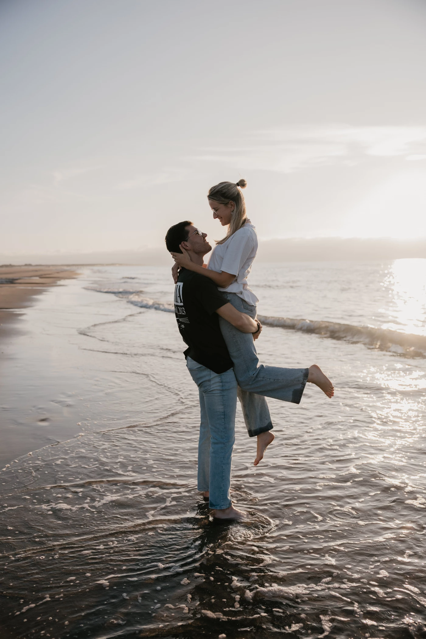 Britt & Pascal bij zonsondergang op het Zeeuwse strand.