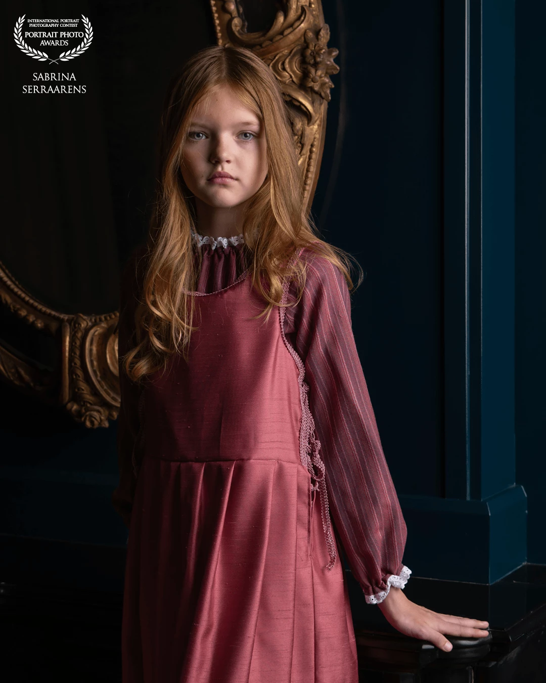 When I was preparing the portrait session with Amy, I made a last-minute decision not to photograph in my studio but to shoot on a special location instead at the former residence of William of Orange. Over 500 years old, this historic house was the perfect backdrop for the images I had in mind.<br />
<br />
Amy was instantly excited, and from the very first moment, everything felt like a dream. Her natural elegance, combined with the outfits I had carefully curated, suited her perfectly.<br />
<br />
I’ve had the pleasure of welcoming Amy into my studio for many years now, and it’s her boundless enthusiasm that always inspires us to try something new. This time was no different, we didn’t hesitate for a second.<br />
The result? Pure magic, if you ask me. ✨<br />
<br />
Moments like these are what make photography so special.<br />
<br />
This portrait was created using flash and a large softbox.