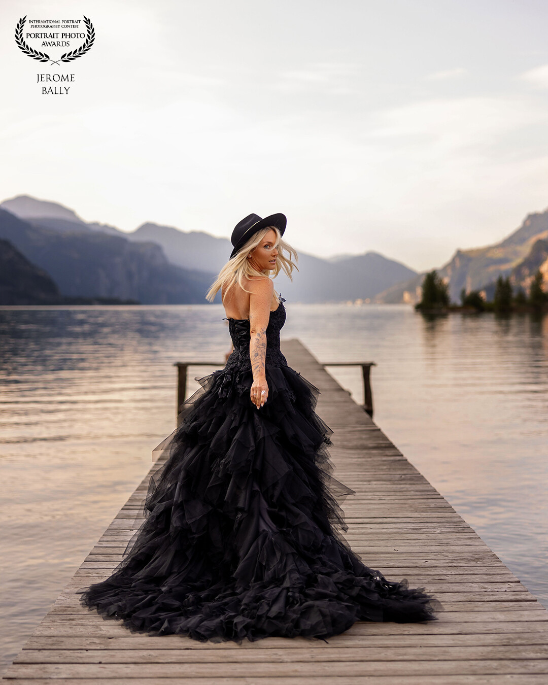 A nice location, a stunning model, a nice dress and a story. That was our reciep for this picture. We were luckily alone and could make use of the beautiful landscape of the lake of Lucerne on a summer evening. Fabienne decided to make a mix of some boots, hat and the nice dress.